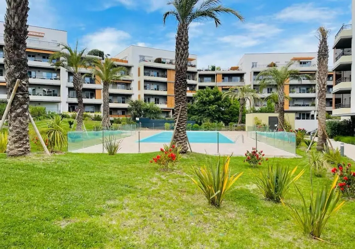 Apartment Appartement Toit Terrasse, Piscine, Plages A 10Min Et Parking Frejus France