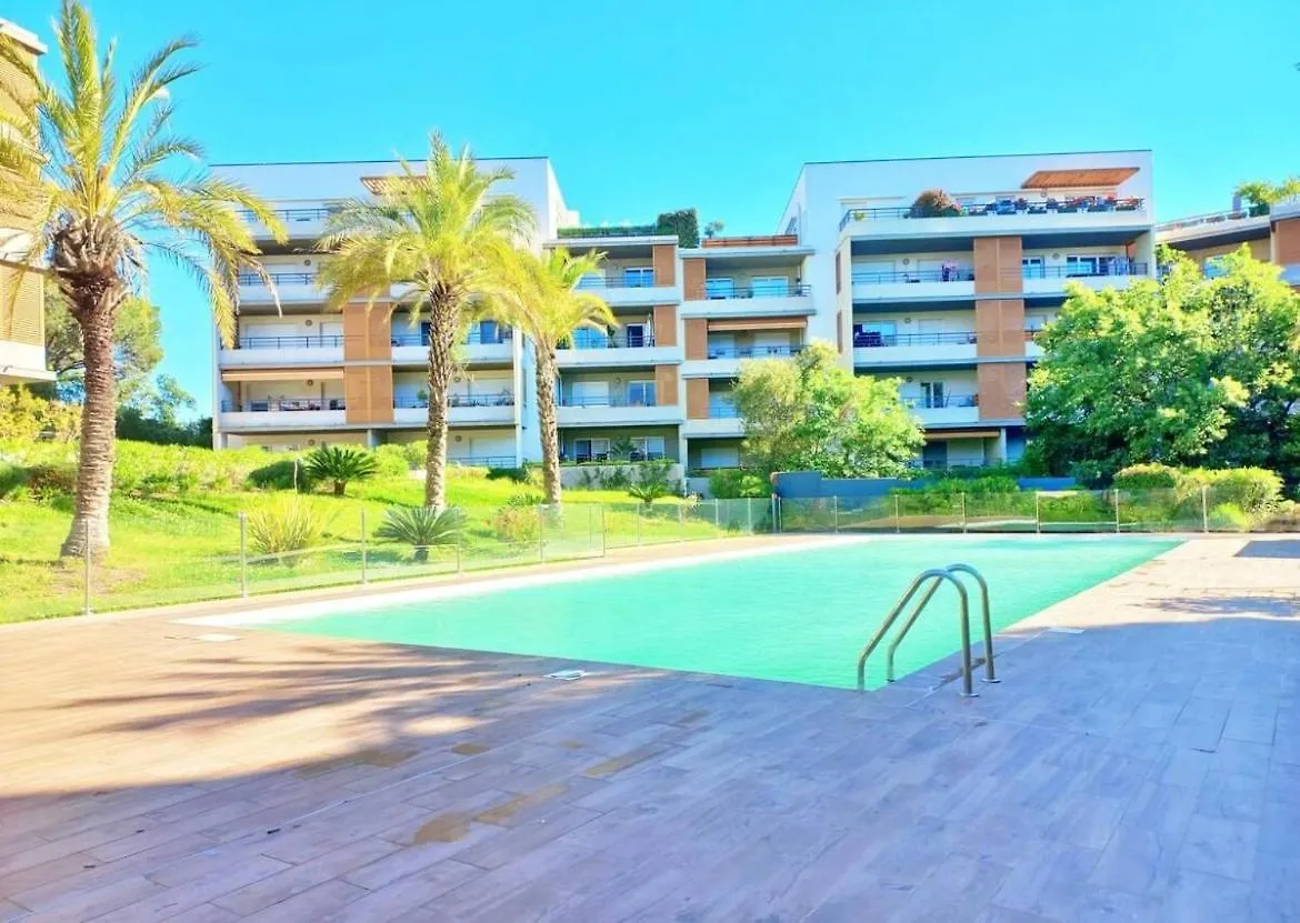 Appartement Toit Terrasse, Piscine, Plages A 10Min Et Parking Frejus Apartment